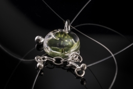 Kette mit Vierkleemedaillon, transparent