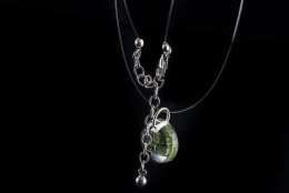 Kette mit Vierkleemedaillon, transparent